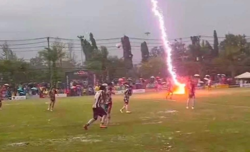VIDEO Tragedie în Thailanda. Un fotbalist a murit pe teren, după ce a fost lovit de un fulger