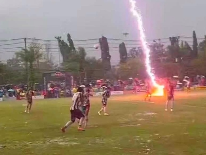 VIDEO Tragedie în Thailanda. Un fotbalist a murit pe teren, după ce a fost lovit de un fulger