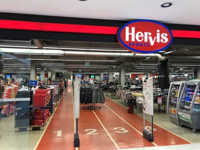 VIDEO Hervis pleacă din România. Haos în magazine după reducerile de 50%