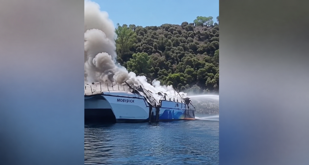 VIDEO. Panică în largul Turciei: o ambarcațiune cu 115 turiști a luat foc. Ca să se salveze, oamenii au sărit în mare