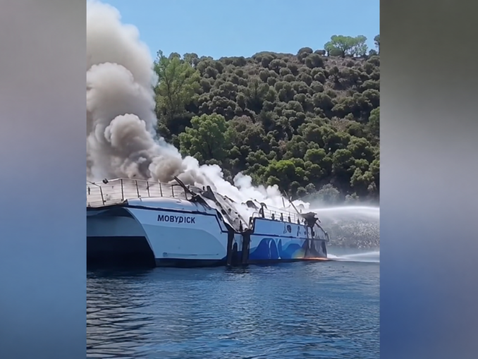 VIDEO. Panică în largul Turciei: o ambarcațiune cu 115 turiști a luat foc. Ca să se salveze, oamenii au sărit în mare
