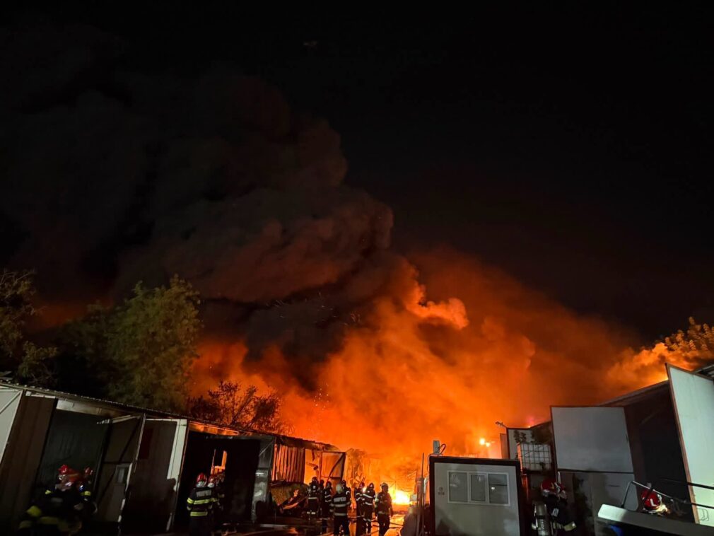 VIDEO Incendiu violent la o hală din Sectorul 1 al Capitalei. Zeci de echipaje au intervenit, RO-Alert emis.
