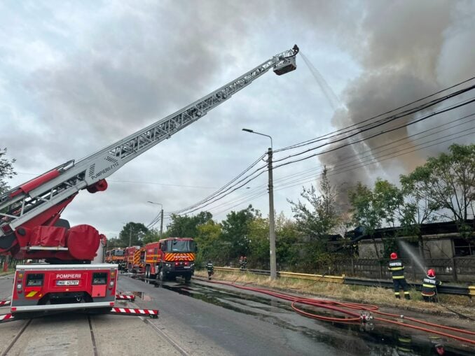 VIDEO Incendiu puternic la o hală dezafectată din Ploiești. A fost emis RO-ALERT
