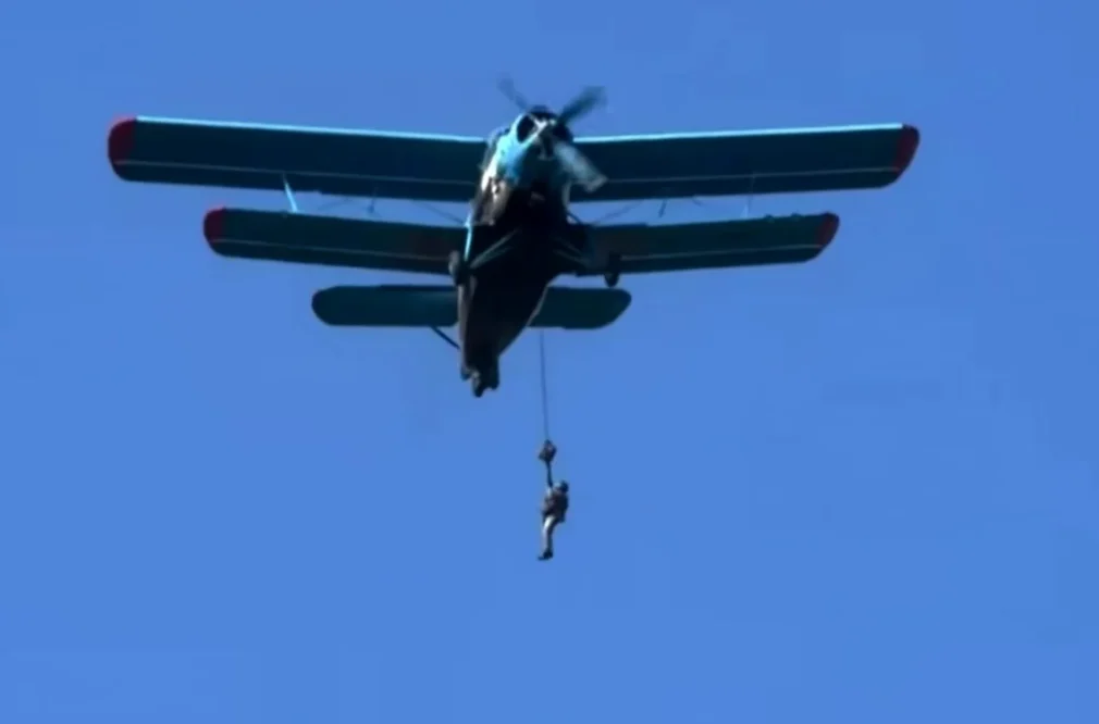 Parașutist militar, rămas agățat de avion în timpul unui exercițiu