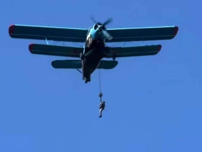 Parașutist militar, rămas agățat de avion în timpul unui exercițiu