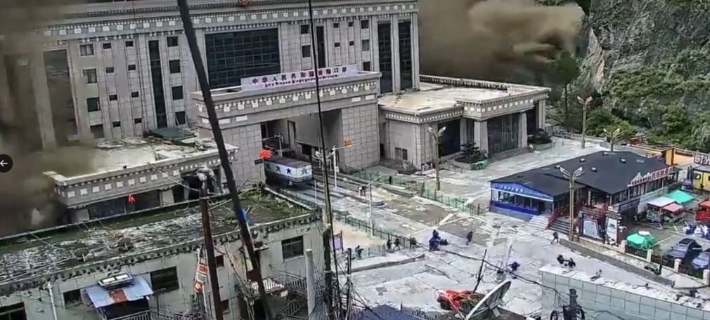 VIDEO Viitură devastatoare în Nepal. Sute de turiști dispăruți