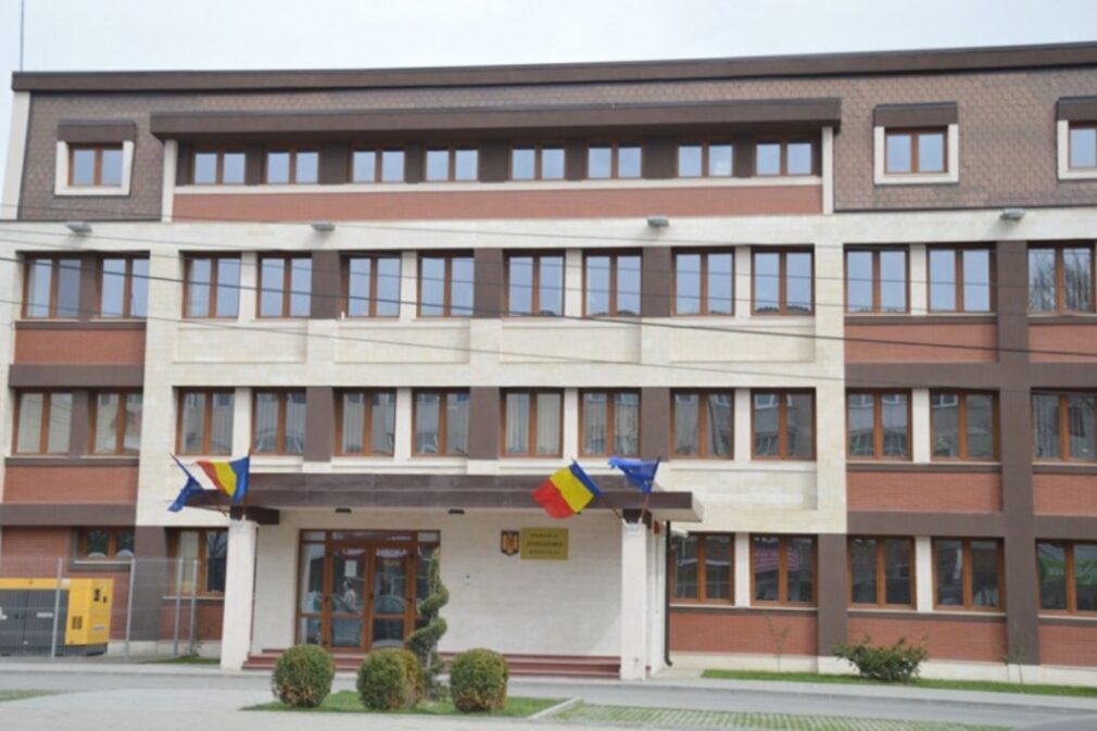 Doi tineri din Medgidia, reținuți de poliție după ce au vandalizat mașina și casa unui bărbat în urma unui conflict