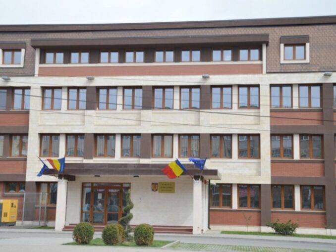 Doi tineri din Medgidia, reținuți de poliție după ce au vandalizat mașina și casa unui bărbat în urma unui conflict