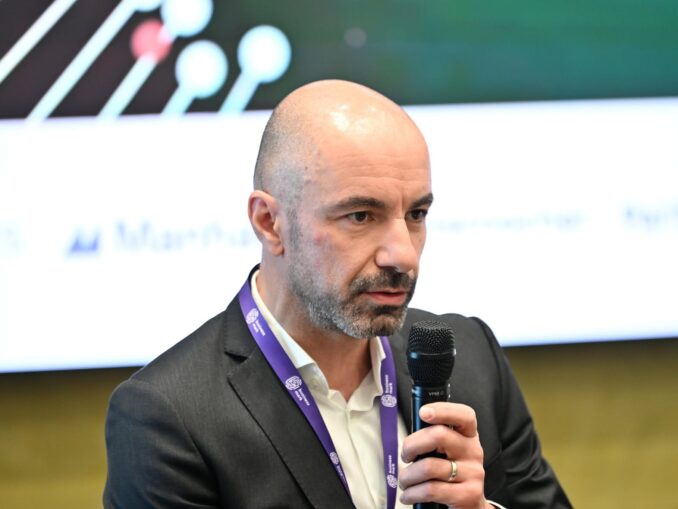 „Am avut copii în clasa a 9-a care nu știau că la priză curge curent electric”. Ce spune directorul unei firme despre calitatea educației din România