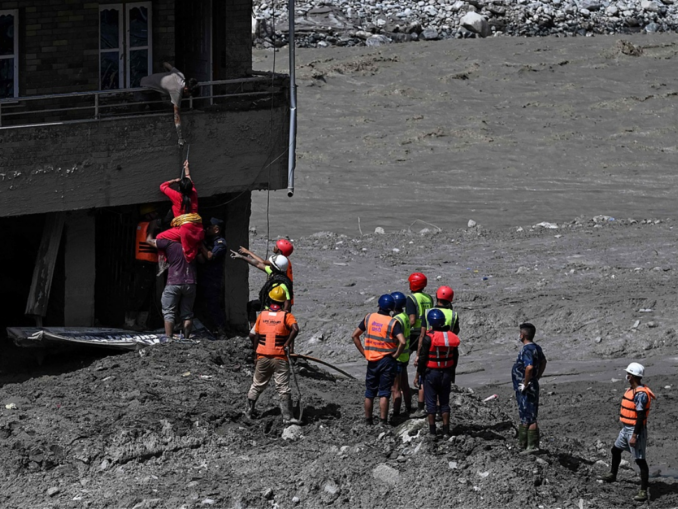 VIDEO Cel puțin 469 de morți în Nepal după viitura devastatoare de la granița cu Tibetul. Salvatorii se tem de un al doilea val