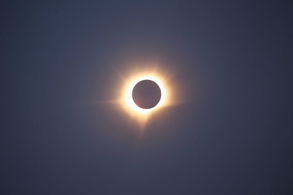 Cum îți dai seama dacă eclipsa ți-a afectat ochii. Simptomele care trebuie să te trimită la medic
