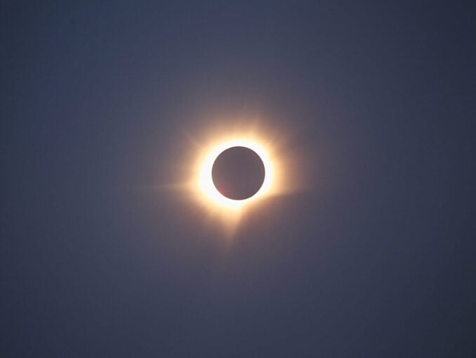 Cum îți dai seama dacă eclipsa ți-a afectat ochii. Simptomele care trebuie să te trimită la medic
