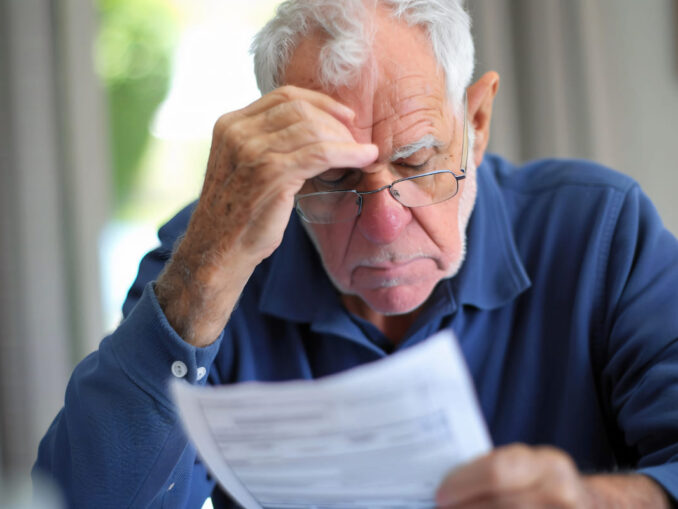 „Am ieșit la pensie, dar trebuie să muncesc”. Aproape 250.000 de pensionari continuă să lucreze
