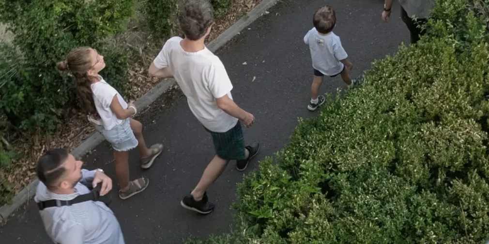 Nicușor Dan, în pantaloni scurți, s-a lăsat fotografiat de copiii din Făgăraș