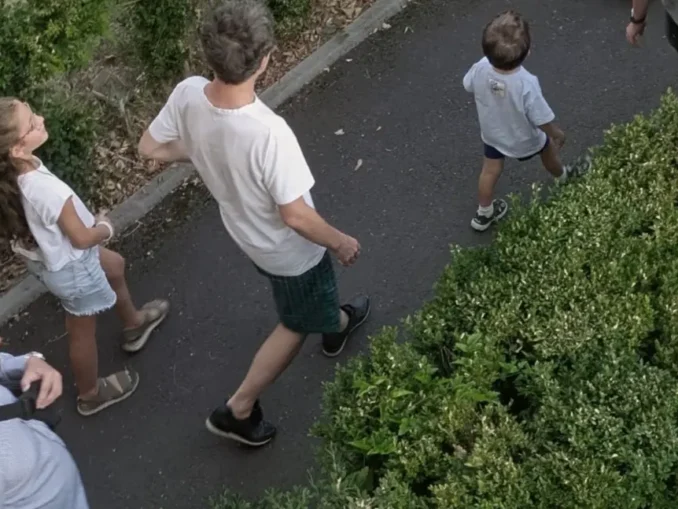 Nicușor Dan, în pantaloni scurți, s-a lăsat fotografiat de copiii din Făgăraș