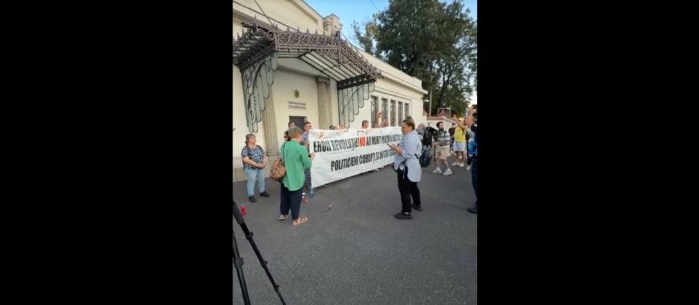 VIDEO. „Te-am votat și ne-ai trădat”. Protest la Cotroceni: „Nicuşoare, lasă clonţu, dă-l afară pe Pahonţu!”