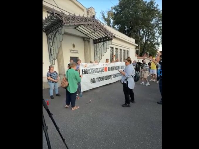 VIDEO. „Te-am votat și ne-ai trădat”. Protest la Cotroceni: „Nicuşoare, lasă clonţu, dă-l afară pe Pahonţu!”