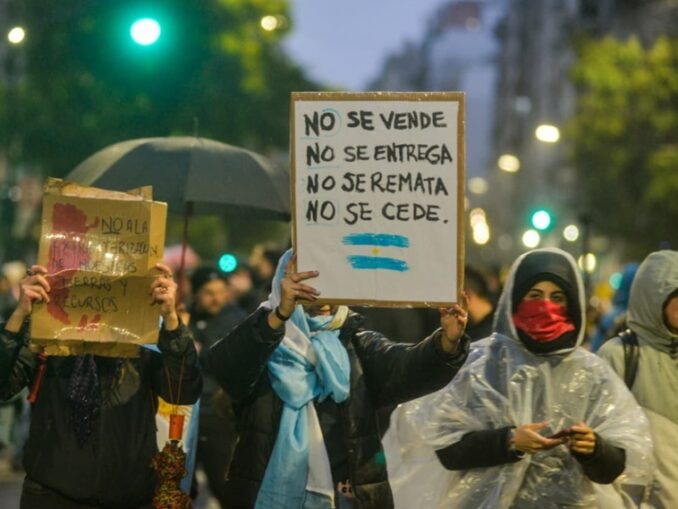 VIDEO. „Vrea să dea pământul străinilor”. Proteste ample în Argentina împotriva proiectului președintelui privind proprietatea privată