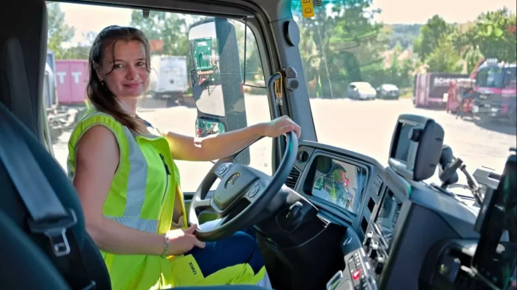 Povestea româncei care a devenit prima femeie șofer de camion de gunoi într-un oraș din Germania