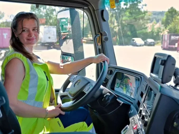 Povestea româncei care a devenit prima femeie șofer de camion de gunoi într-un oraș din Germania
