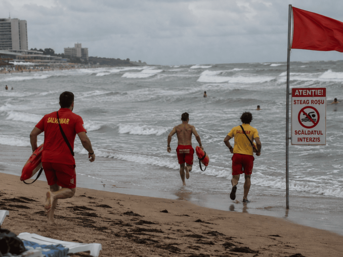 Un bărbat de 68 de ani s-a înecat la Eforie, după ce fusese scos de trei ori din valuri. Salvamarii: „A intrat din nou în mare”