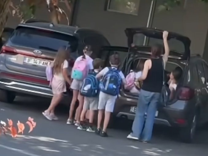Copii înghesuiți într-o mașină, unii băgați în portbagaj. Poliția Ilfov a început verificările după apariția imaginilor VIDEO