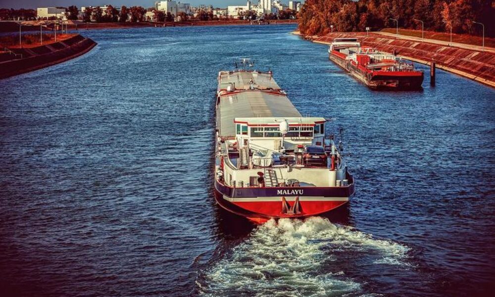 Nivelul Rinului crește după minimul istoric, dar problemele pentru transportul european persistă