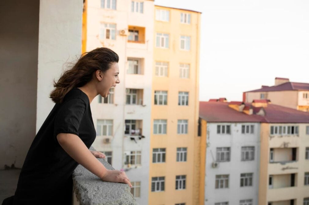 „Prețuri prea mari”. Criza locuințelor îi alungă pe tineri din orașele Spaniei. Tot mai mulți caută case în sate unde își pot permite să trăiască