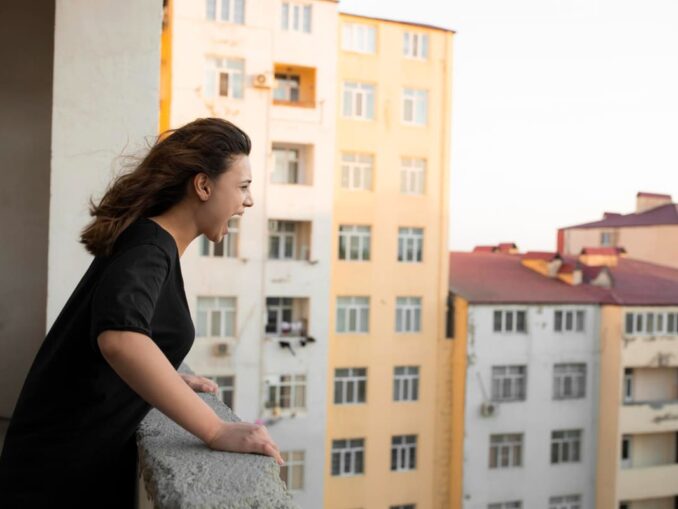 „Prețuri prea mari”. Criza locuințelor îi alungă pe tineri din orașele Spaniei. Tot mai mulți caută case în sate unde își pot permite să trăiască