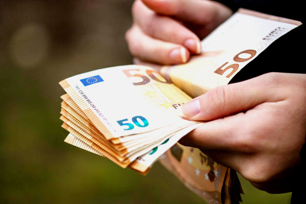 Statul pune la bătaie 5,3 miliarde de lei pentru firmele care investesc în tehnologii avansate, inclusiv inteligența artificială. Cine poate cere finanțare