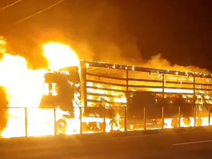 VIDEO TIR încărcat cu bomboane, distrus de un incendiu pe DN5, în județul Giurgiu