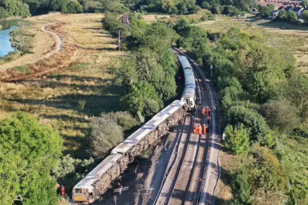 VIDEO Accident feroviar în Marea Britanie. Un tren de călători a deraiat, iar trei vagoane s-au răsturnat. 20 de persoane au ajuns la spital