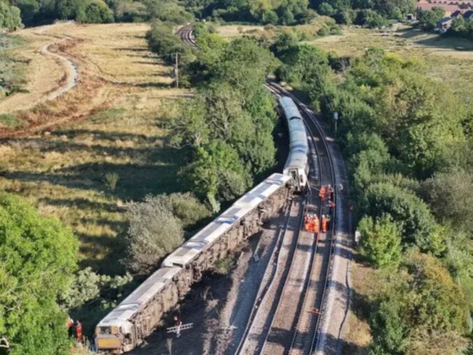 VIDEO Accident feroviar în Marea Britanie. Un tren de călători a deraiat, iar trei vagoane s-au răsturnat. 20 de persoane au ajuns la spital
