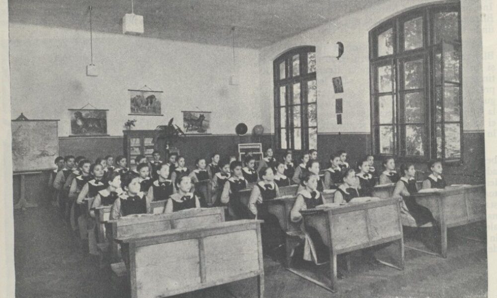 Începutul de an școlar în Bucureștiul interbelic. Elevii purtau uniforme și numere matricole pe braț