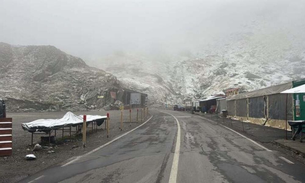 VIDEO Prima ninsoare pe Transfăgărășan. Iarna a ajuns mai devreme la munte. Ce îi avertizează drumarii pe șoferi