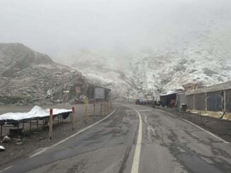 VIDEO Prima ninsoare pe Transfăgărășan. Iarna a ajuns mai devreme la munte. Ce îi avertizează drumarii pe șoferi