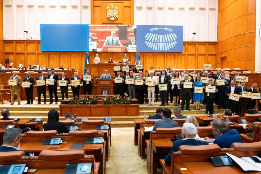 Protest AUR în Parlament după ce Călin Georgescu a fost ridicat cu duba DIICOT: „Opriți poliția politică”