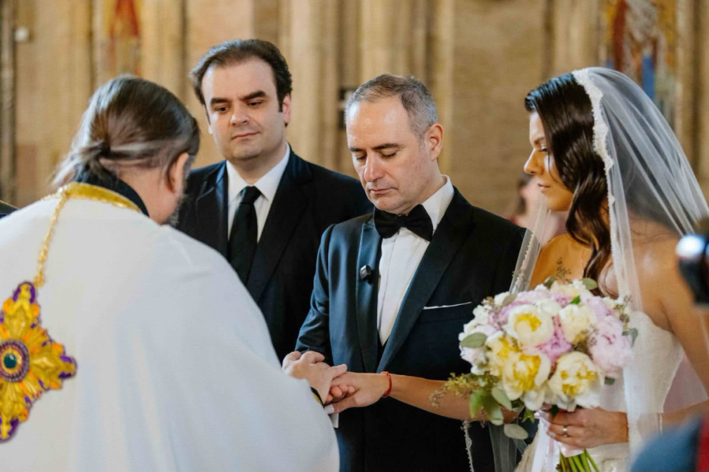 Alexandru Nazare s-a căsătorit cu interpreta Maria Mihali. Nicușor Dan și mai mulți lideri politici, printre invitații de la nuntă