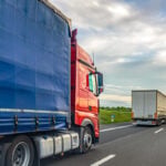 Camion de transport rutier circulând pe o șosea europeană, imagine ilustrativă pentru activitatea unei companii de transport din Austria.