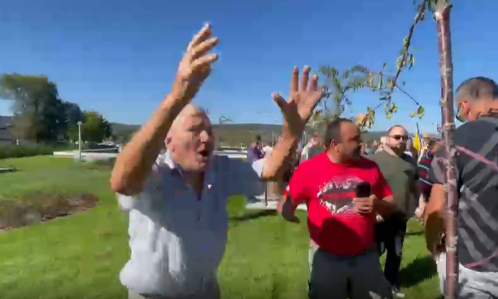 Călin Georgescu, huiduit la Podul Înalt, după ce a fost respins într-o fabrică și într-o biserică
