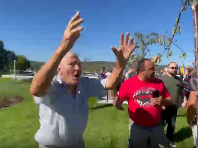 Călin Georgescu, huiduit la Podul Înalt, după ce a fost respins într-o fabrică și într-o biserică