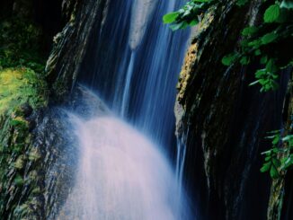 Clocota, cascada care nu îngheață niciodată: continuă să curgă în timp ce peisajul din jur capătă, iarna, o înfățișare de basm