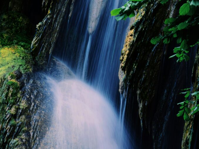 Clocota, cascada care nu îngheață niciodată: continuă să curgă în timp ce peisajul din jur capătă, iarna, o înfățișare de basm
