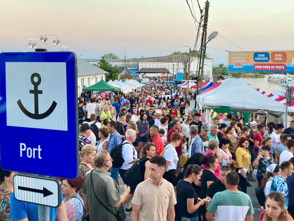 Sute de turiști au mers în Deltă la un festival care nu a fost organizat: „Au întrebat ChatGPT”