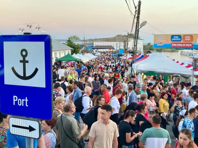 Sute de turiști au mers în Deltă la un festival care nu a fost organizat: „Au întrebat ChatGPT”