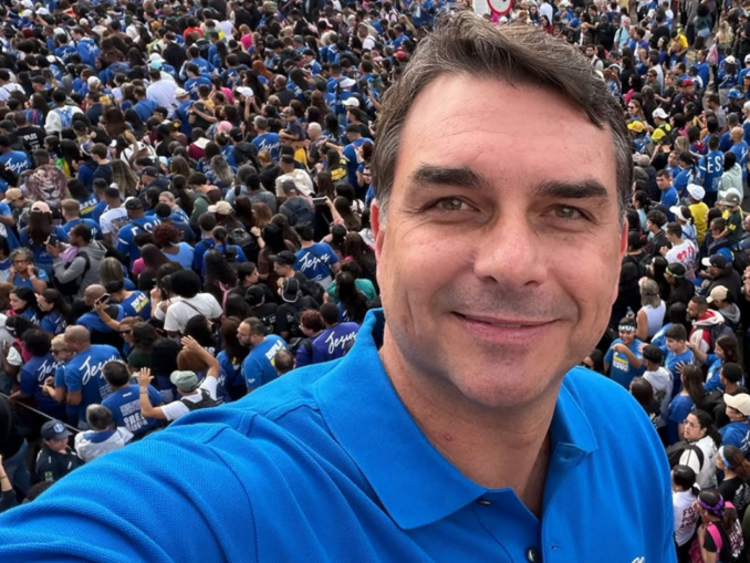 Flavio Bolsonaro, anchetat pentru corupție înaintea alegerilor din Brazilia. Este la egalitate în sondaje cu Lula da Silva