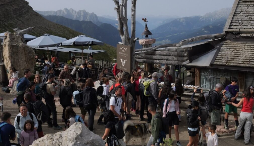Supraturismul, o problemă globală: călătorii stau la coadă ore în șir la 2.300 de metri altitudine pentru o poză