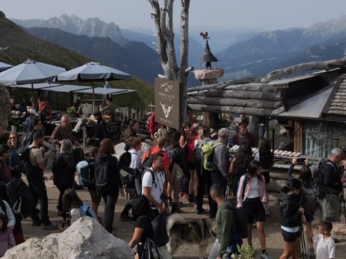 Supraturismul, o problemă globală: călătorii stau la coadă ore în șir la 2.300 de metri altitudine pentru o poză