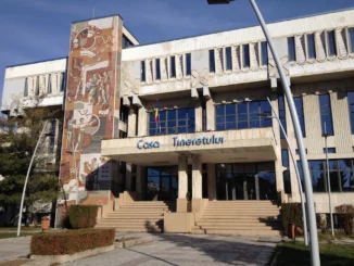 Hoteluri socialiste din România și Moldova într-un volum spectaculos