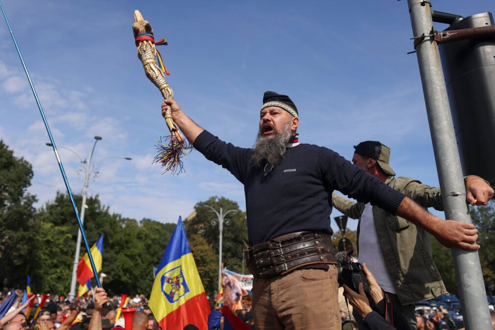 Reacțiile politicienilor la protestele violente ale ciobanilor. „Parlamentarii AUR prezenți în Piața Victoriei trebuie să spună limpede: condamnă violențele sau le justifică?”